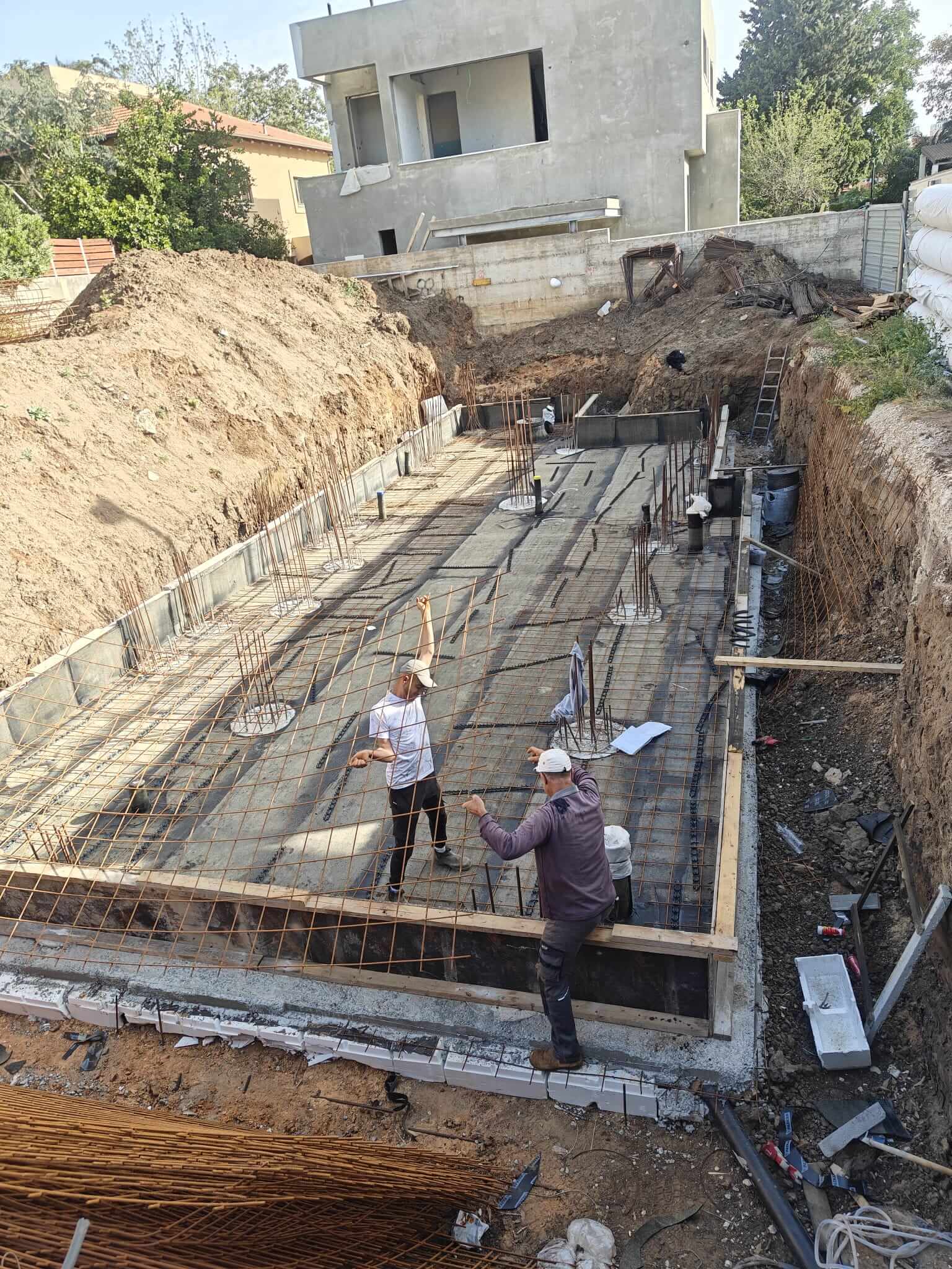 שלב זיון הברזל ברצפת המרתף שלב זיון הברזל ברצפת המרתף