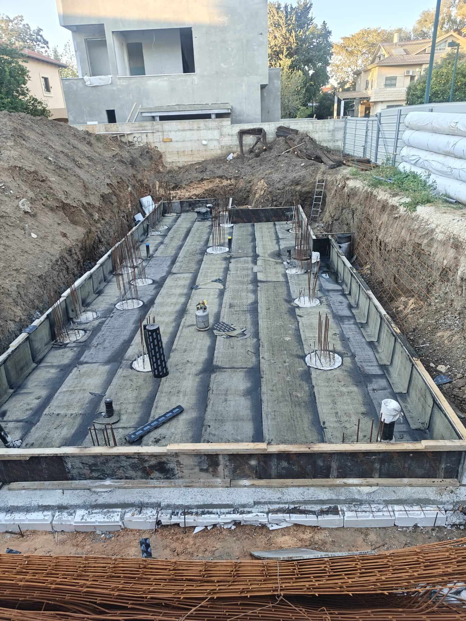 איטום רצפת מרתף (רצפה תלויה) באמצעות יריעות ביטומניות איטום רצפת מרתף (רצפה תלויה) באמצעות יריעות ביטומניות