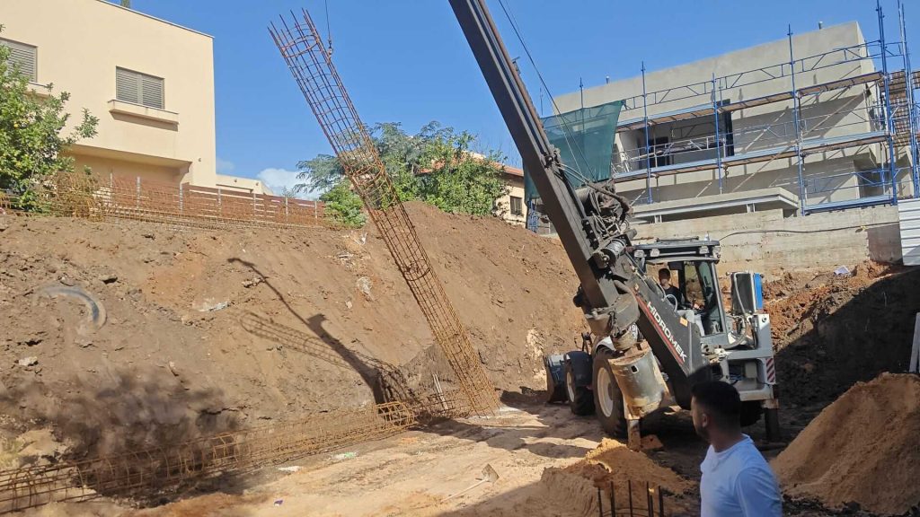 הנחת כלוב זיון הכלונס בבור