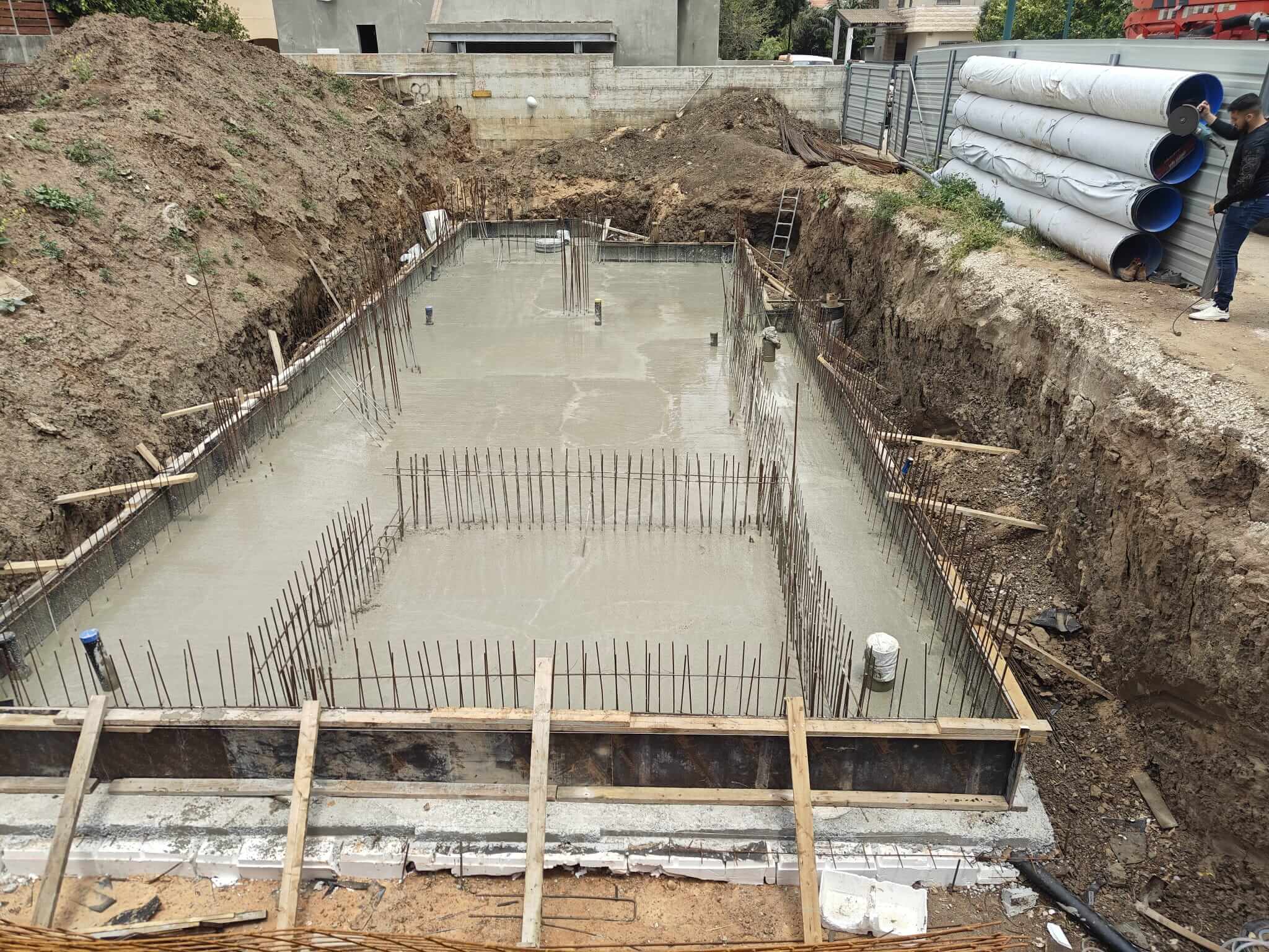 יציקת הבטון של רצפת המרתף – מפריסת הברזל למשטח אחיד