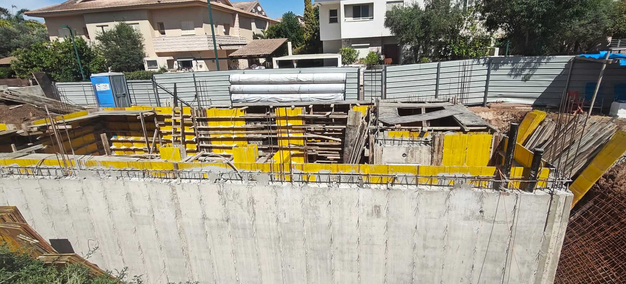 פירוק הטפסנות ובדיקת קירות המרתף פירוק הטפסנות ובדיקת קירות המרתף