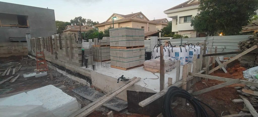 תמונות רחבות של האתר המציגות את "קוצי" הברזל, עבודות הטפסנות והפתחים לעמודים